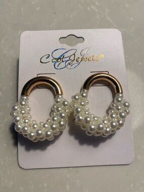 Faux Pearl Cluster & goldtone Hoop post Earrings - NWT